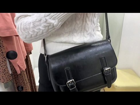 ❤️ 試着室でディルドを使った若い雌犬フェラルベリーの公開オナニー ❤️❌ ポルノfb ❌️